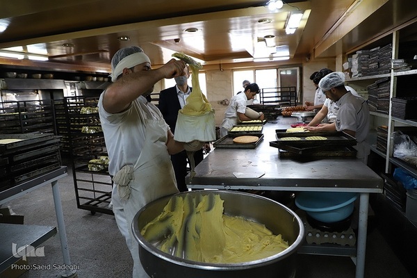 پخت نان و شیرینی افطار در تبریز‎‎