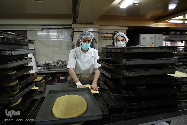 پخت نان و شیرینی افطار در تبریز‎‎