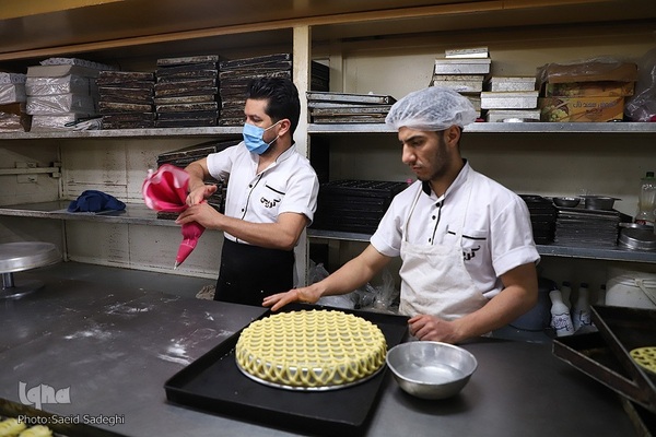 پخت نان و شیرینی افطار در تبریز‎‎