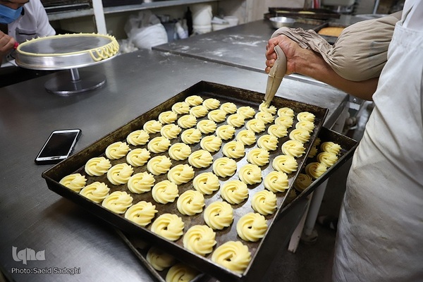 پخت نان و شیرینی افطار در تبریز‎‎