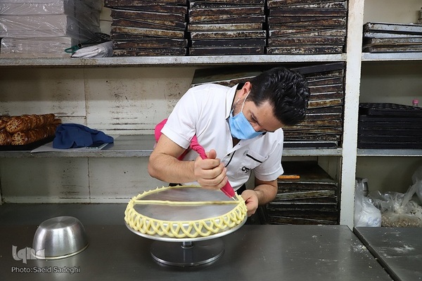 پخت نان و شیرینی افطار در تبریز‎‎