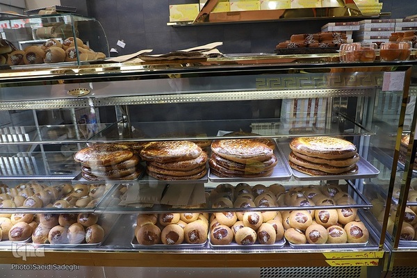 پخت نان و شیرینی افطار در تبریز‎‎
