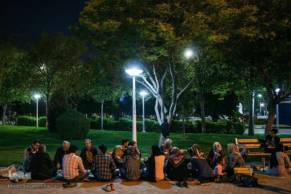 سفره‌های ساده افطار در پارک حجاب مشهد