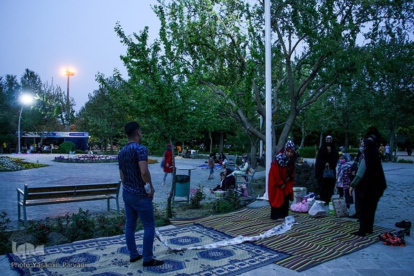 سفره‌های ساده افطار در پارک حجاب مشهد