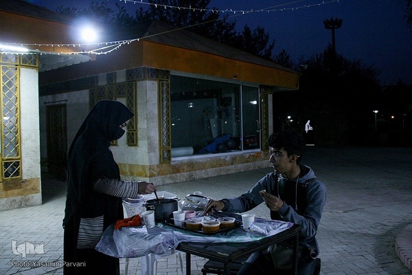 سفره‌های ساده افطار در پارک حجاب مشهد