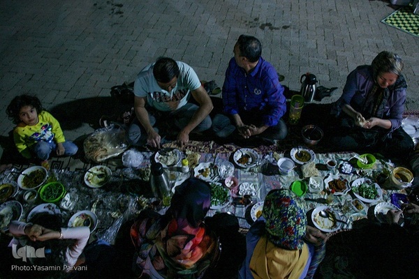 سفره‌های ساده افطار در پارک حجاب مشهد