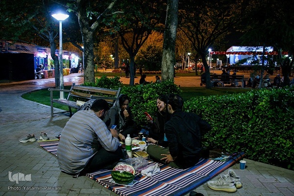 سفره‌های ساده افطار در پارک حجاب مشهد