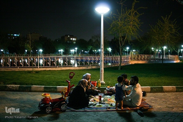سفره‌های ساده افطار در پارک حجاب مشهد