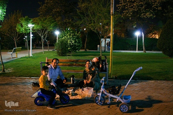 سفره‌های ساده افطار در پارک حجاب مشهد