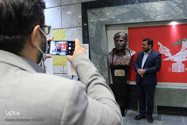 رونمایی از سردیس شهید «سیدمرتضی آوینی» در شیراز