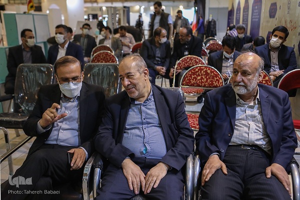 از سمت راست: حسن بیادی، فعال قرآنی؛ محمود صلاحی، استاندار اسبق خراسان رضوی و جمال رحیمیان، معاون فرهنگی جهاددانشگاهی