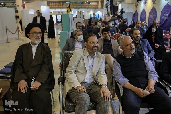  از سمت راست: احمد مسجدجامعی، قائم‌مقام مرکز دایرةالمعارف بزرگ اسلامی؛ علیرضا معاف، معاون قرآن و عترت وزارت فرهنگ و ارشاد اسلامی و حجت الاسلام و المسلمین سید مهدی حسین زاده، مدیر عامل بنیاد قرآن