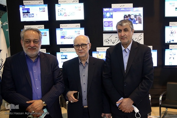  محمد اسلامی، رئیس سازمان انرژی اتمی و برادران  موسوی‌بلده،از پیشکسوتان قرآنی در غرفه ایکنا 