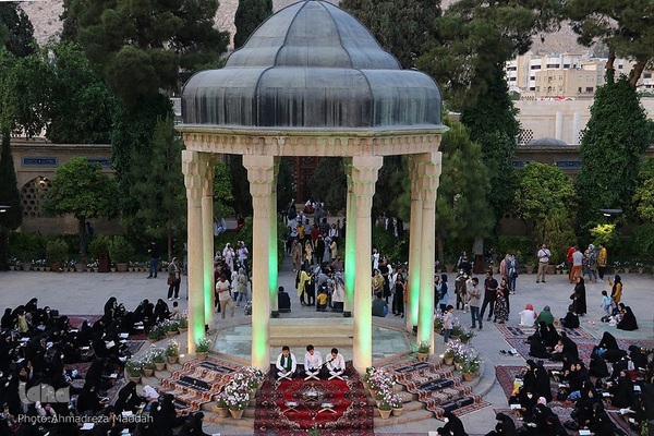 گردهمایی ۶۰۰ حافظ قرآن در آرامگاه حافظ‎‎