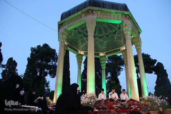 گردهمایی ۶۰۰ حافظ قرآن در آرامگاه حافظ‎‎