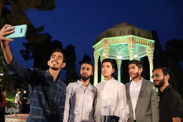 گردهمایی ۶۰۰ حافظ قرآن در آرامگاه حافظ‎‎