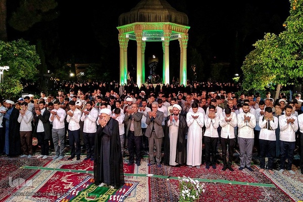 گردهمایی ۶۰۰ حافظ قرآن در آرامگاه حافظ‎‎
