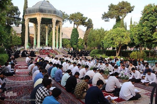 گردهمایی ۶۰۰ حافظ قرآن در آرامگاه حافظ‎‎