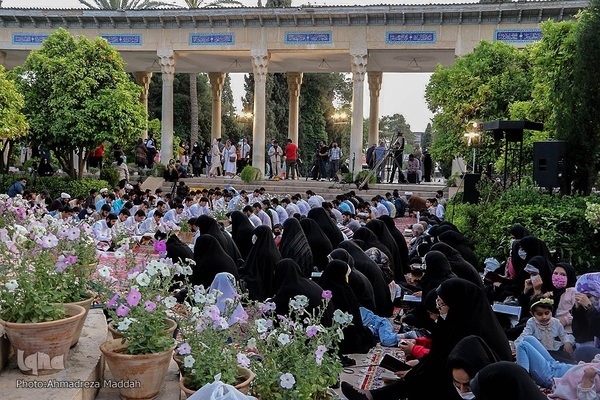 گردهمایی ۶۰۰ حافظ قرآن در آرامگاه حافظ‎‎