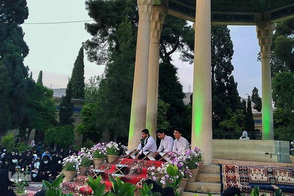 گردهمایی ۶۰۰ حافظ قرآن در آرامگاه حافظ‎‎