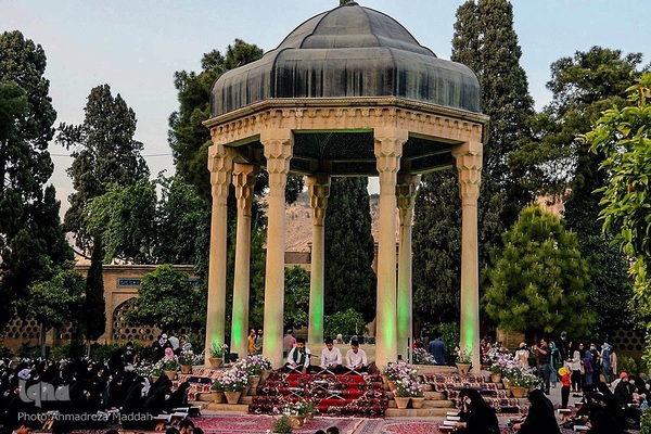 گردهمایی ۶۰۰ حافظ قرآن در آرامگاه حافظ‎‎