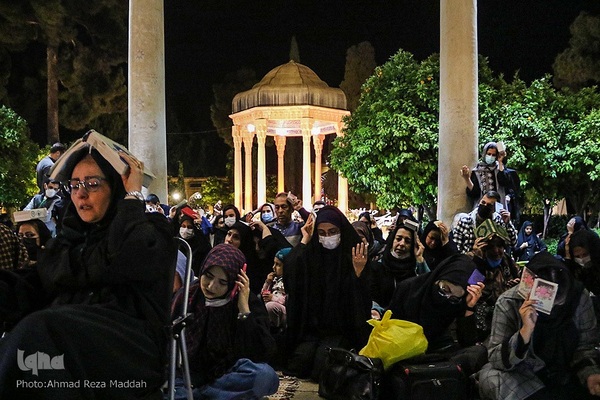 قرار بندگی؛ احیای شب ۲۱ رمضان در جوار آرامگاه حافظ