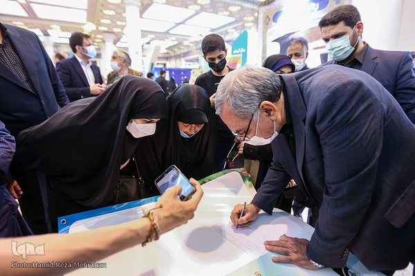 بازدید بهرام عین اللهی، وزیر بهداشت، درمان و آموزش پزشکی از نمایشگاه بین المللی قرآن کریم