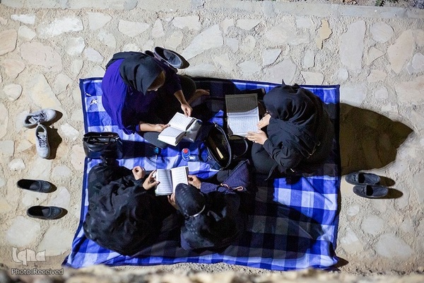 مراسم احیای شب بیست و سوم ماه مبارک رمضان، به صورت خودرویی در پارک کوهستانی دراک شیراز