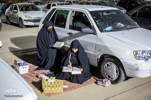 مراسم احیای شب بیست و سوم ماه مبارک رمضان، به صورت خودرویی در پارک کوهستانی دراک شیراز