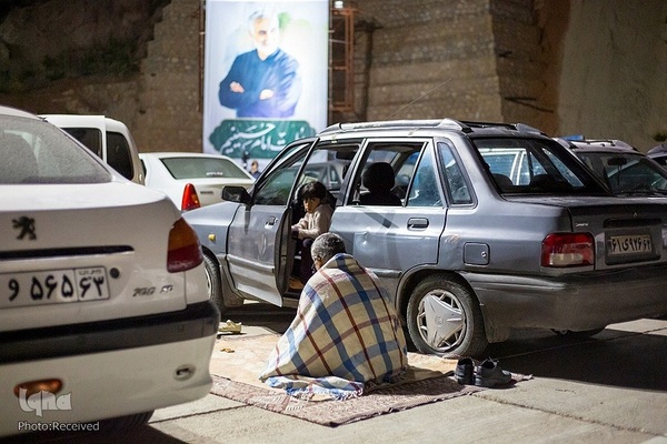 مراسم احیای شب بیست و سوم ماه مبارک رمضان، به صورت خودرویی در پارک کوهستانی دراک شیراز