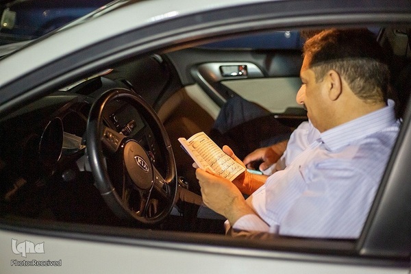 مراسم احیای شب بیست و سوم ماه مبارک رمضان، به صورت خودرویی در پارک کوهستانی دراک شیراز