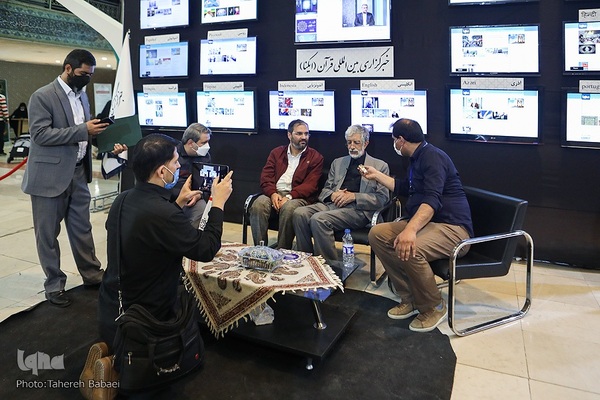 بازدید غلامعلی حداد عادل عضو مجمع تشخیص مصلحت نظام، از غرفه ایکنا