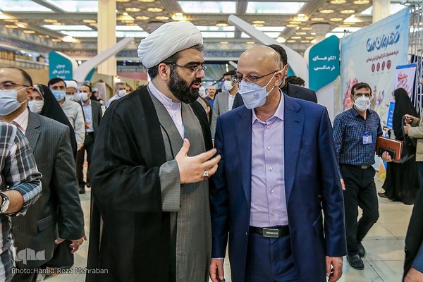 بازدید وزیر علوم از نمایشگاه قرآن