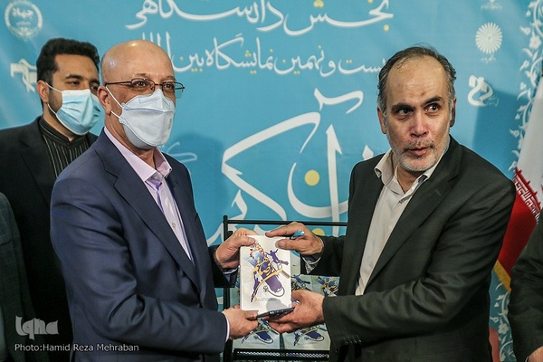 بازدید وزیر علوم از نمایشگاه قرآن