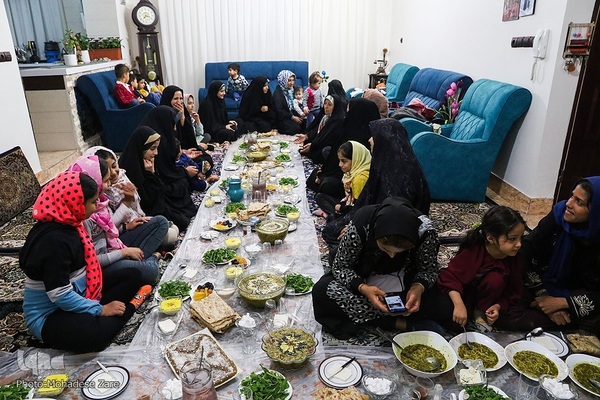 افطاری ساده در جلسات قرآن خانگی مشهد مقدس