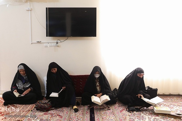 افطاری ساده در جلسات قرآن خانگی مشهد مقدس