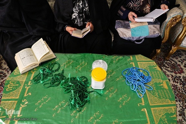 افطاری ساده در جلسات قرآن خانگی مشهد مقدس