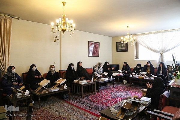 افطاری ساده در جلسات قرآن خانگی مشهد مقدس