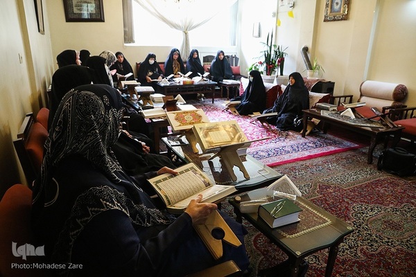 افطاری ساده در جلسات قرآن خانگی مشهد مقدس