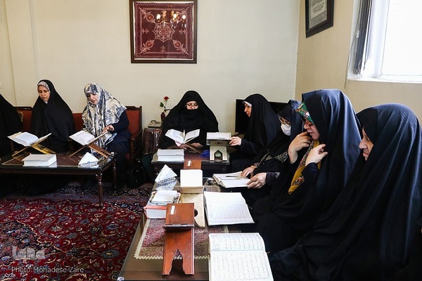 افطاری ساده در جلسات قرآن خانگی مشهد مقدس