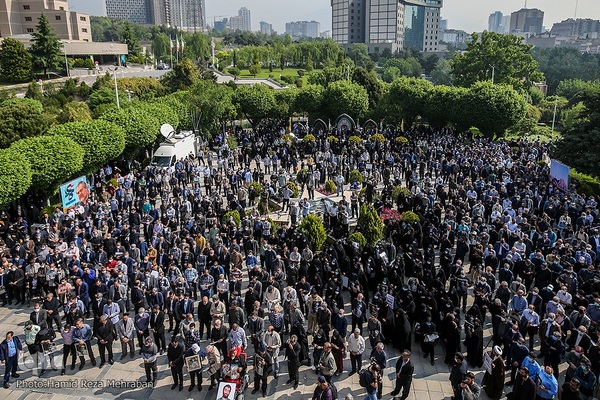 تشییع پیکر هنرمند انقلابی حاج نادر طالب‌زاده