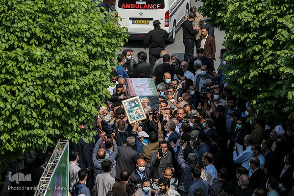 تشییع پیکر هنرمند انقلابی حاج نادر طالب‌زاده