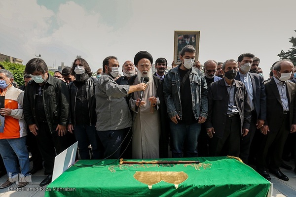 تشییع پیکر هنرمند انقلابی حاج نادر طالب‌زاده