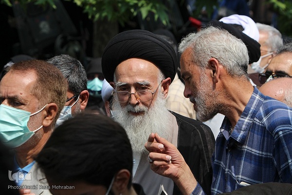 تشییع پیکر هنرمند انقلابی حاج نادر طالب‌زاده