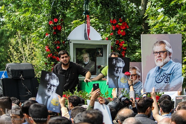 تشییع پیکر هنرمند انقلابی حاج نادر طالب‌زاده