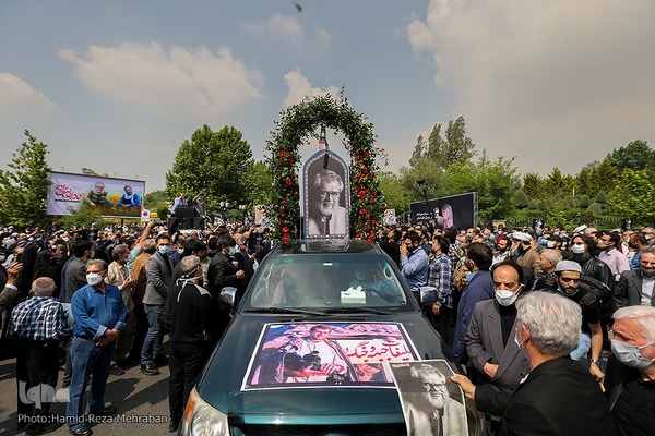 تشییع پیکر هنرمند انقلابی حاج نادر طالب‌زاده
