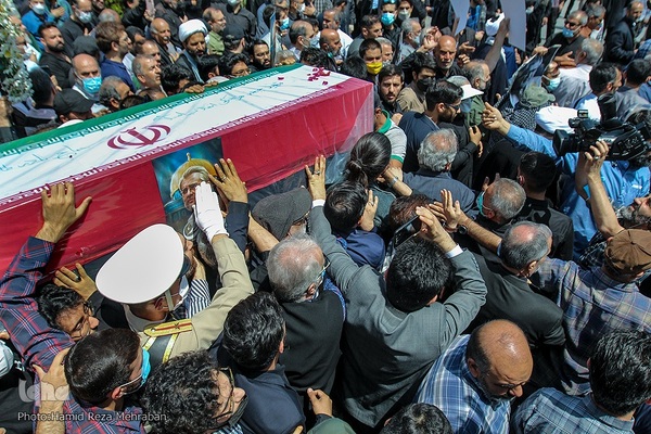 تشییع پیکر هنرمند انقلابی حاج نادر طالب‌زاده