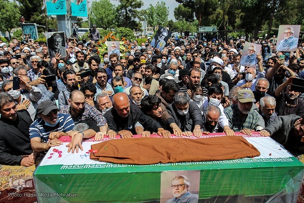 تشییع پیکر هنرمند انقلابی حاج نادر طالب‌زاده
