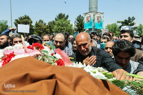 تشییع پیکر هنرمند انقلابی حاج نادر طالب‌زاده