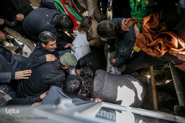 تشییع پیکر هنرمند انقلابی حاج نادر طالب‌زاده